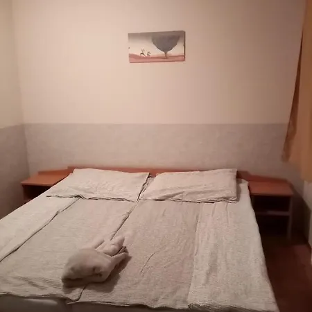 Pávai-silye Apartman *